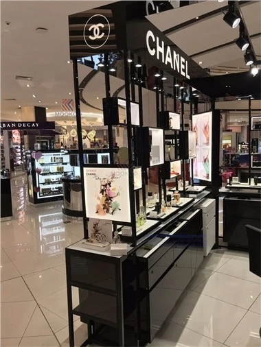 Витрина косметической витрины Chanel в США